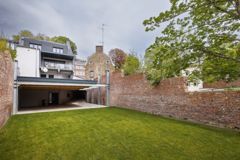 Umbau innen und außen: Wohnhaus mit Garten zwischen Backsteinmauern