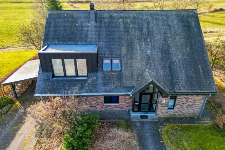 Dachgaubenausbau: Wohnhaus mit neuer Dachgaube im Schieferdach, Luftaufnahme