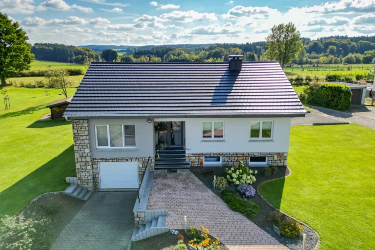 Dachsanierung mit PV-Montage: Einfamilienhaus mit neu eingedecktem Satteldach