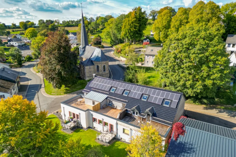 Terrassensanierung: Mehrfamilienhaus mit zwei sanierten Dachterrassen im Ortskern, Luftaufnahme