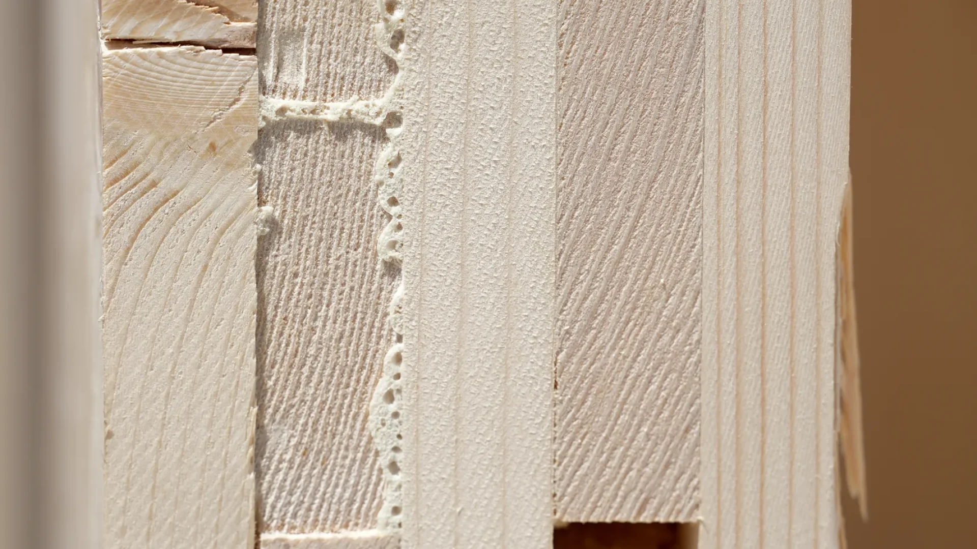 Kante eines Wandelements: die kreuzweise verleimten Holzlagen des Brettsperrholzes (CLT)
