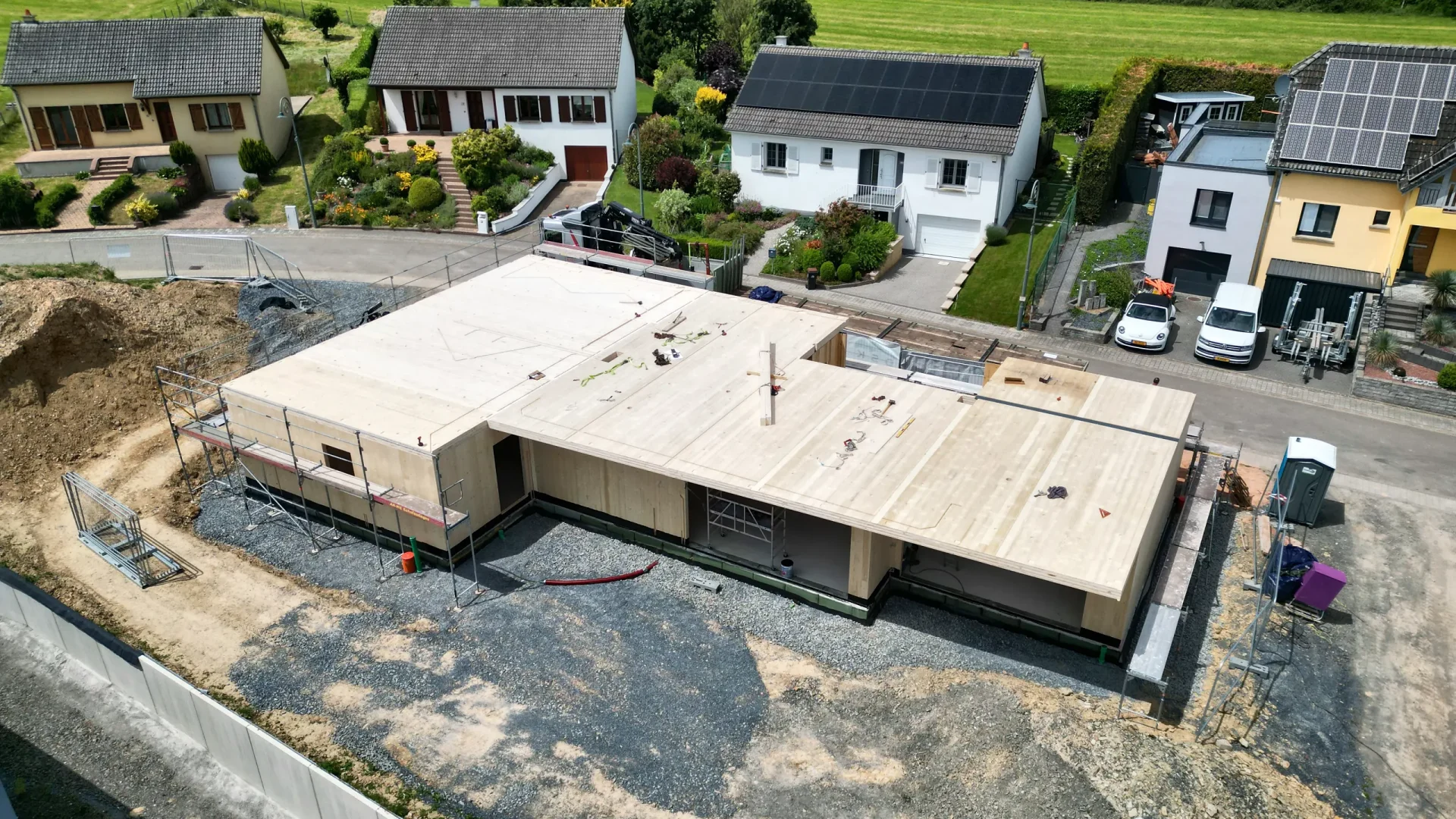 Die Decke über dem Erdgeschoss liegt: Luftbild des CLT-Rohbaus in Lieler