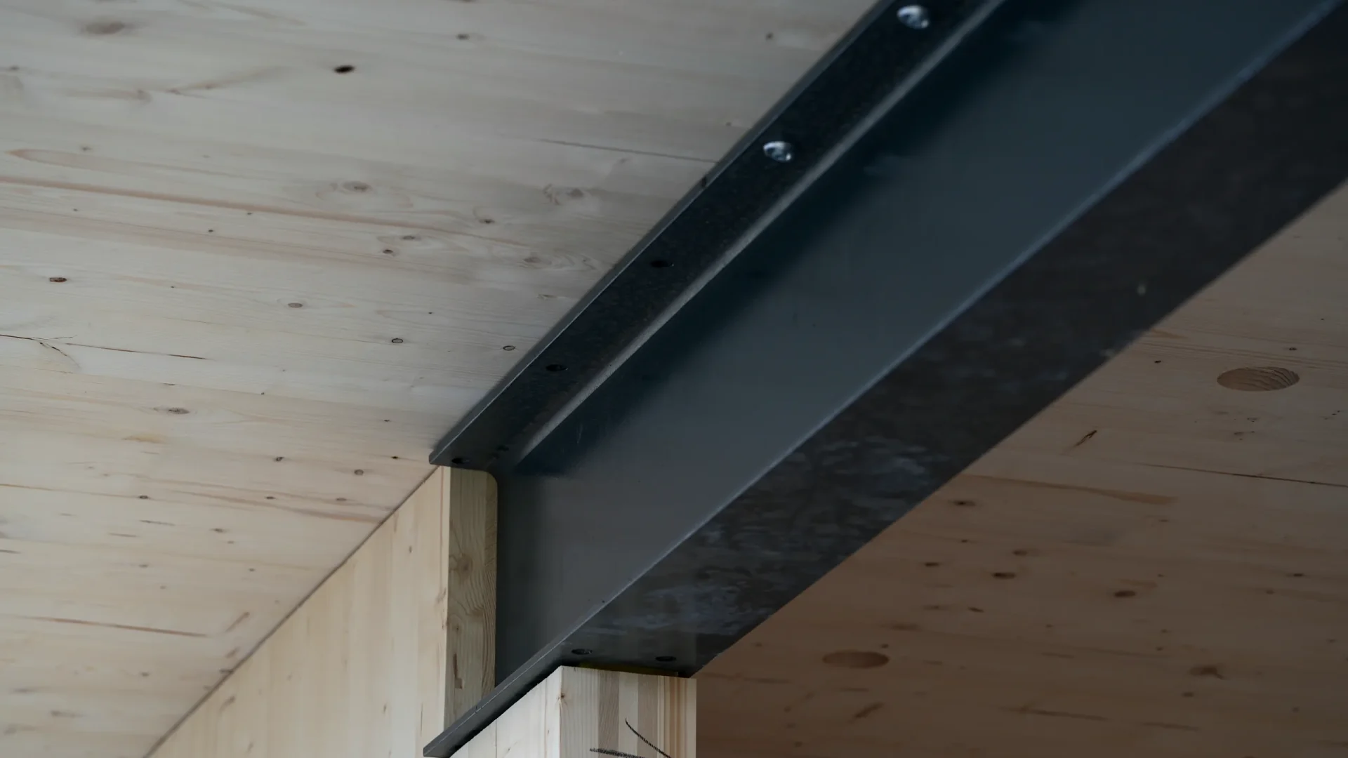 Stahlträger unter der Decke aus Brettsperrholz im Erdgeschoss