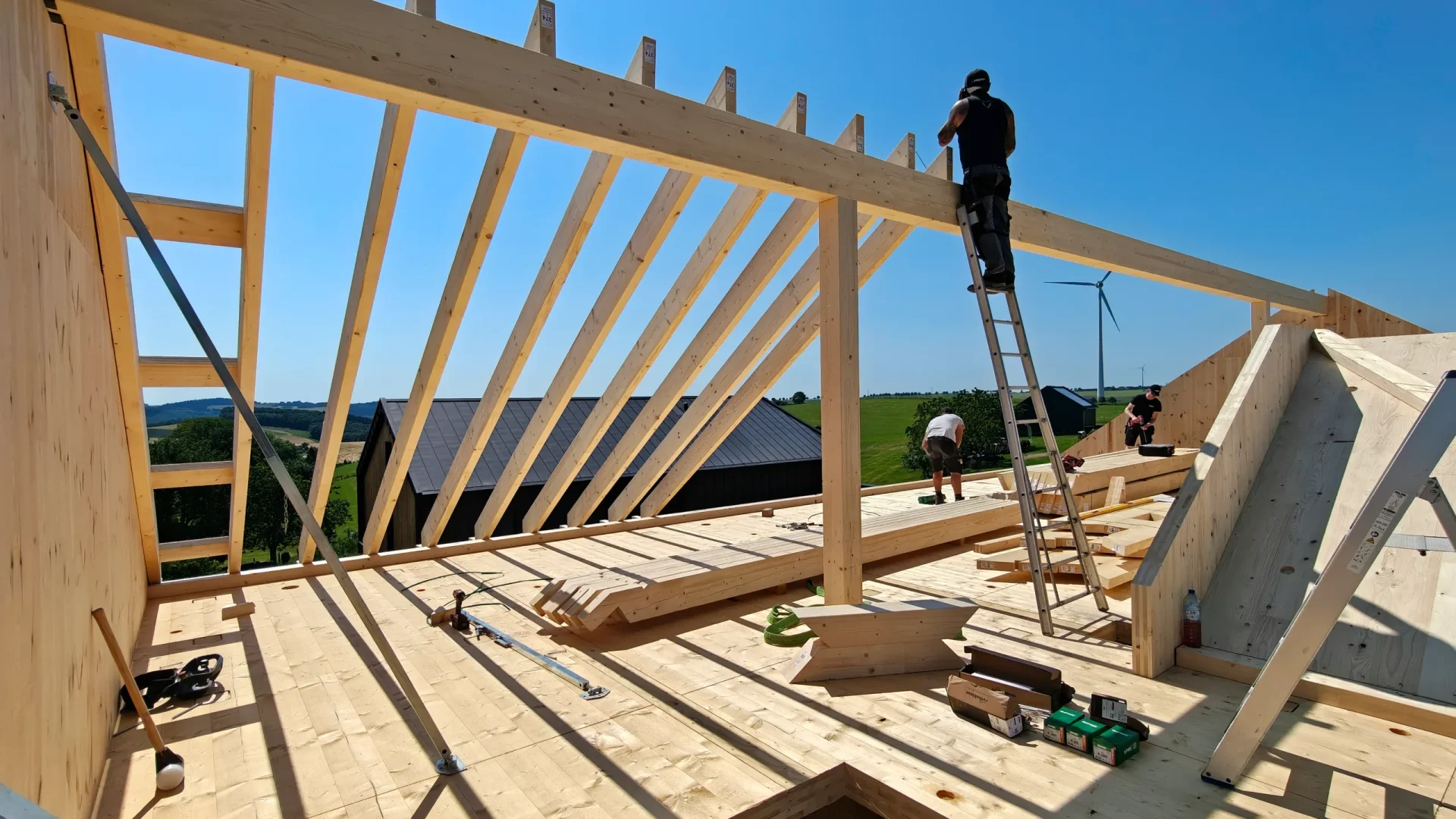Der Dachstuhl aus Holz wird über dem Obergeschoss aufgerichtet