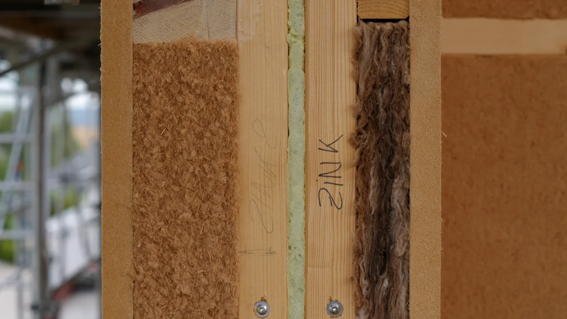 Fassade im Aufbau: Holzständer mit Dämmplatten aus Holzfaser