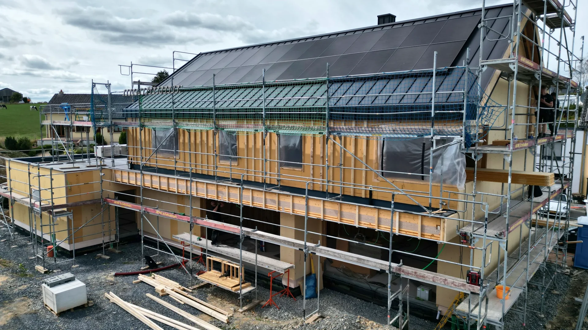 Stand September 2026: Dach mit Photovoltaik fertig, die Fassade wird gedämmt