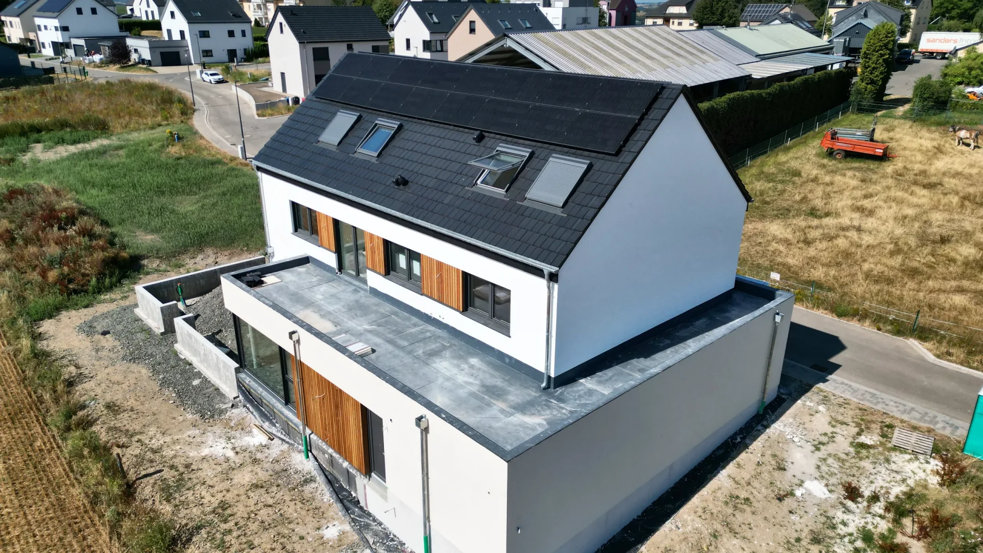 Das fertige Haus von hinten mit dem Flachdach über dem Erdgeschoss