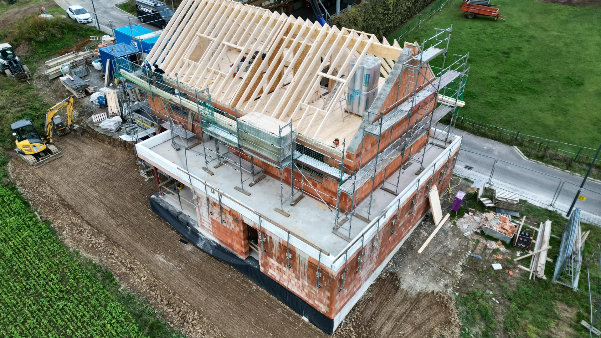 Rohbau aus Poroton-Mauerwerk, darauf der neue Dachstuhl aus Holz