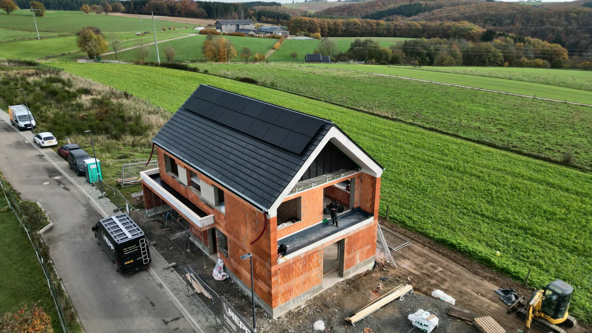 Rohbau mit fertig gedecktem Dach am Ortsrand